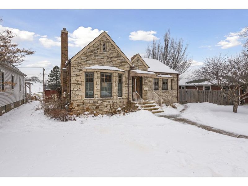 931 Manomin Ave, West Saint Paul, MN 55118
