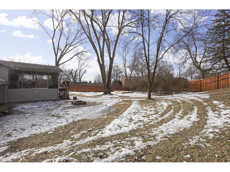 5338 Sequoia Dr, Minnetonka, MN 55345