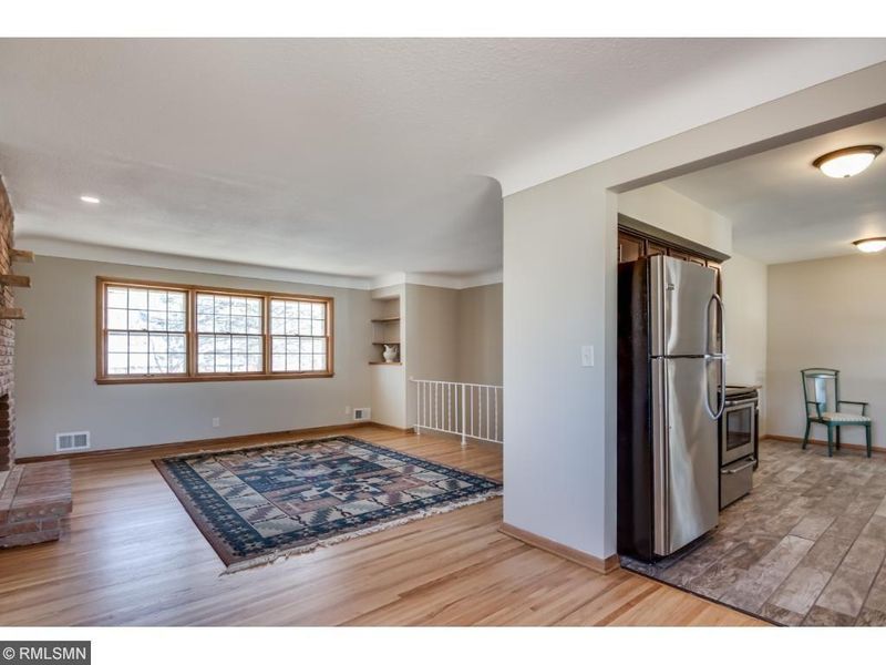 2339 Auerbach St, Roseville, MN 55113