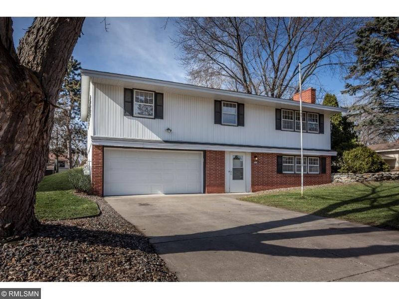 2339 Auerbach St, Roseville, MN 55113