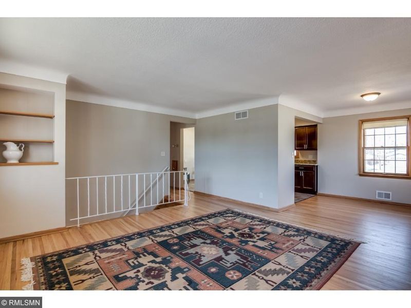 2339 Auerbach St, Roseville, MN 55113