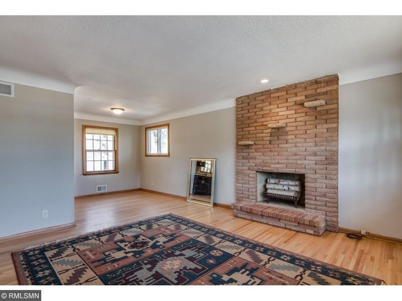 2339 Auerbach St, Roseville, MN 55113