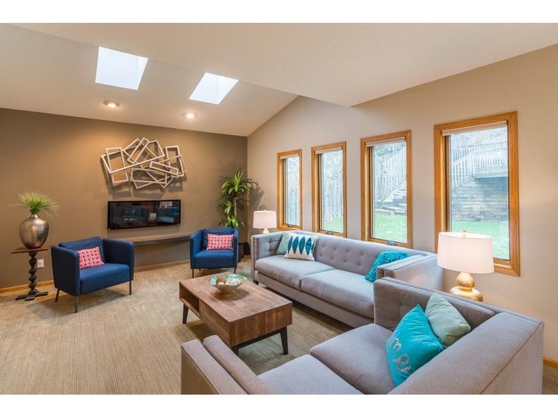 8016 W 97th St, Bloomington, MN 55438