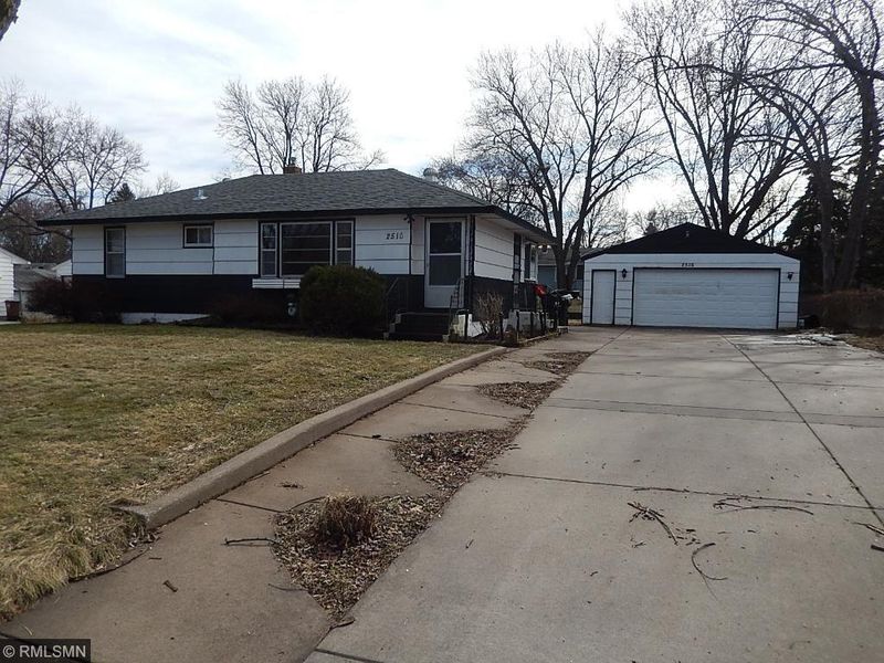 2516 Mayer Ln E, Maplewood, MN 55119