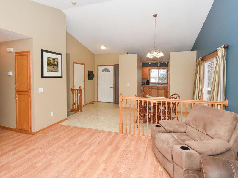 930 Meadow Oak Dr, Monticello, MN 55362