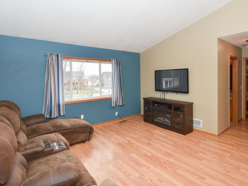 930 Meadow Oak Dr, Monticello, MN 55362
