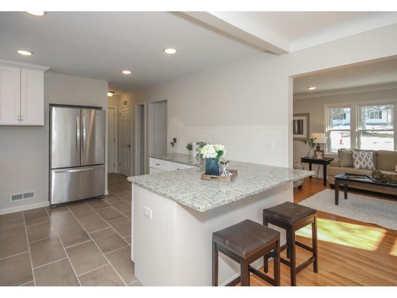 917 Arbor Ave, Mahtomedi, MN 55115