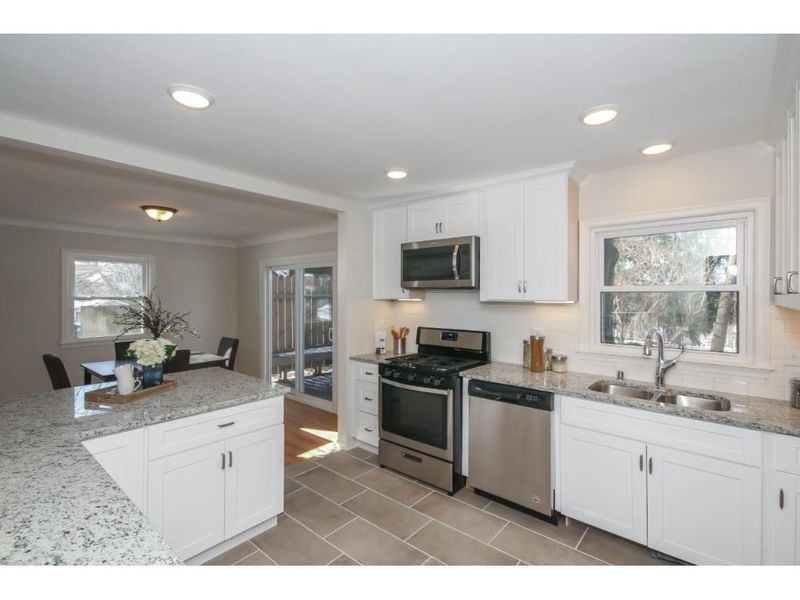 917 Arbor Ave, Mahtomedi, MN 55115