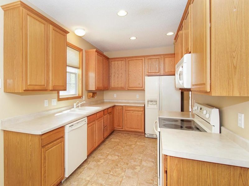 10033 Indigo Dr, Eden Prairie, MN 55347