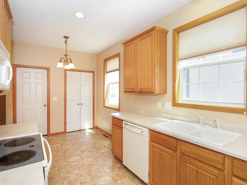 10033 Indigo Dr, Eden Prairie, MN 55347