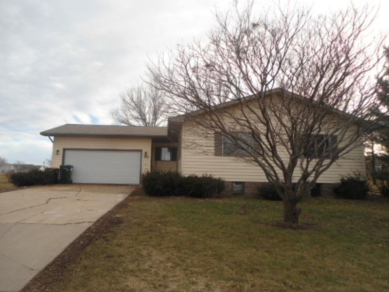 328 6th St, Kenyon, MN 55946