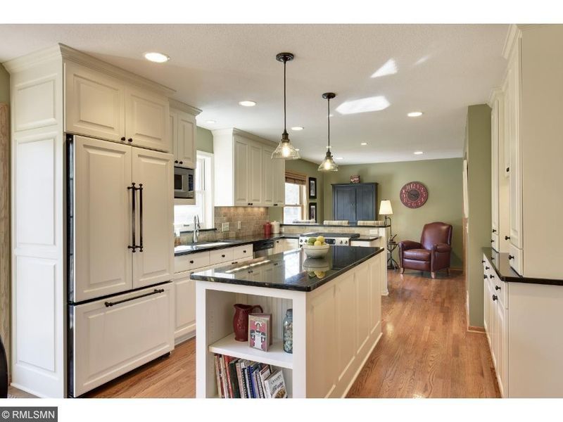 211 Mountain Way, Chanhassen, MN 55317