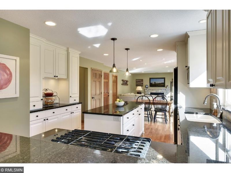 211 Mountain Way, Chanhassen, MN 55317