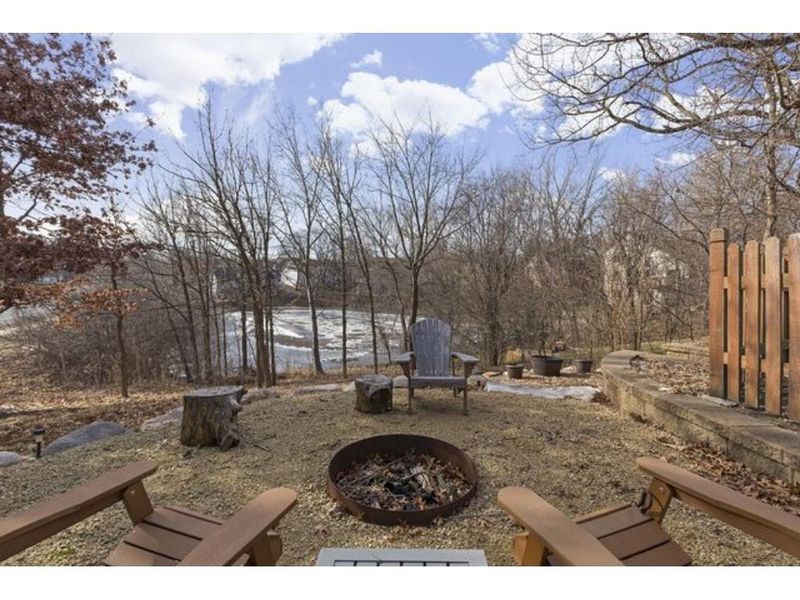 4718 Oak Cliff Dr, Eagan, MN 55122