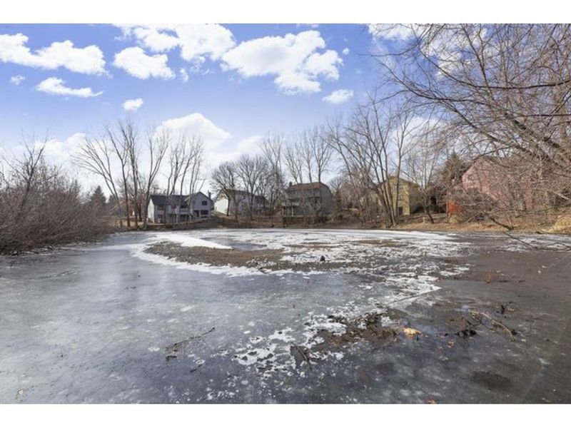 4718 Oak Cliff Dr, Eagan, MN 55122
