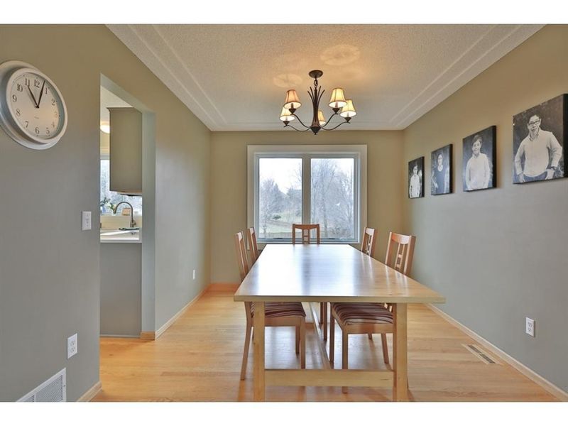 1452 Deerwood Dr, Eagan, MN 55122