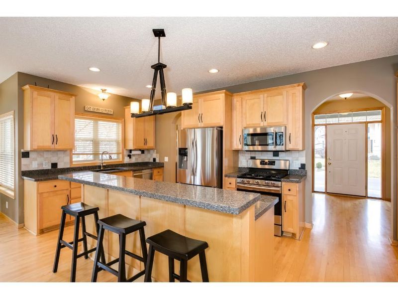 3350 Willie Dr, Burnsville, MN 55337