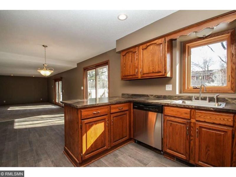 1011 E 156th St, Burnsville, MN 55306