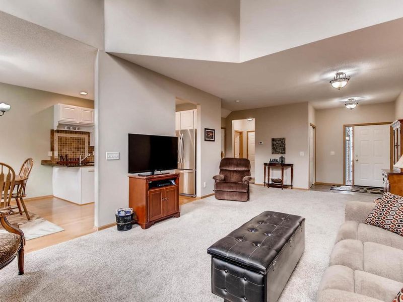 1384 White Oak Dr, Chaska, MN 55318