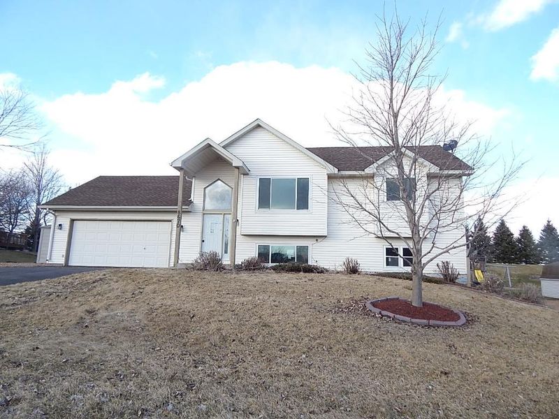 8670 Trista Ln E, Saint Bonifacius, MN 55375