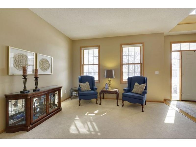 2580 Eagle Valley Dr, Woodbury, MN 55129