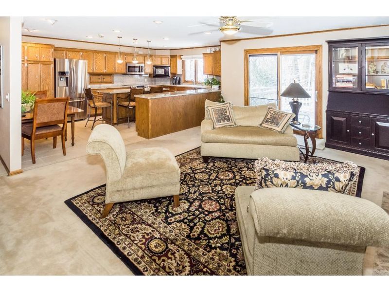 8941 Hidden Oaks Dr, Eden Prairie, MN 55344