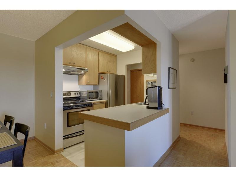 400 Groveland Ave #1710, Minneapolis, MN 55403