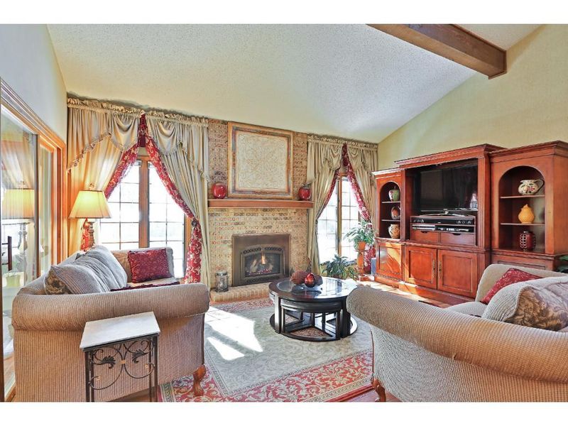 9338 Nesbitt Rd, Bloomington, MN 55437