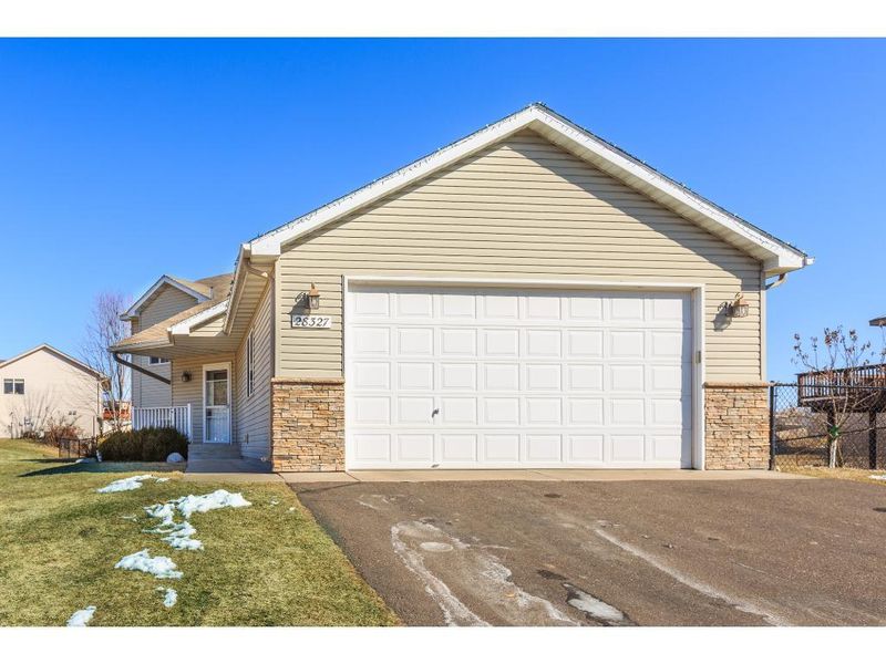 28327 Lakelawn Dr, Lindstrom, MN 55045