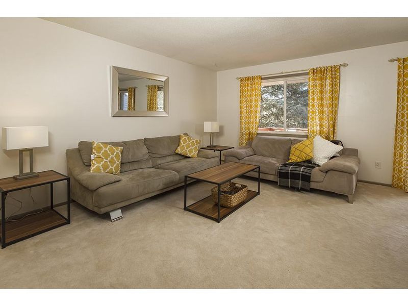 1409 Oak Leaf Ln, Burnsville, MN 55337