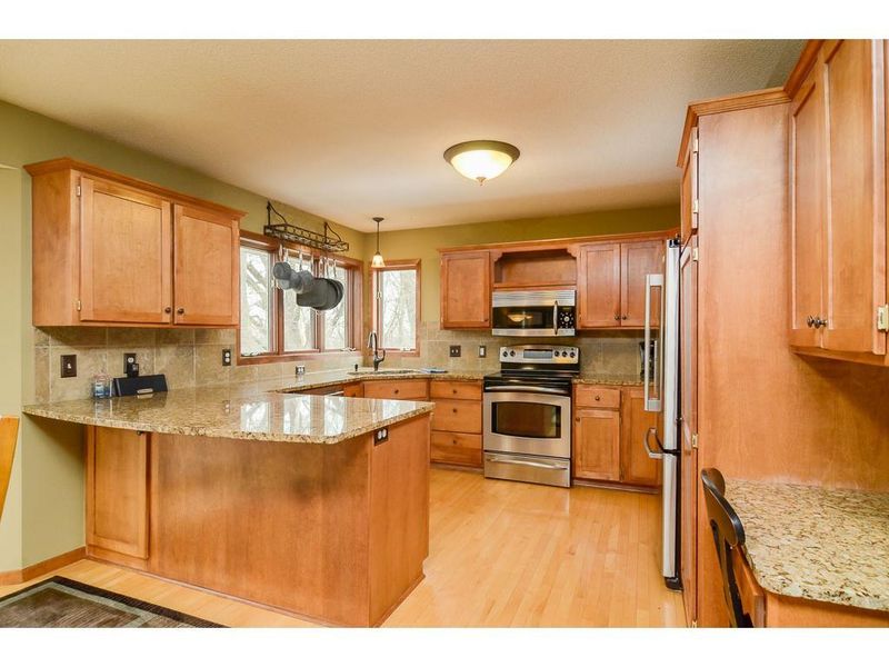 1037 Falls Curve, Chaska, MN 55318