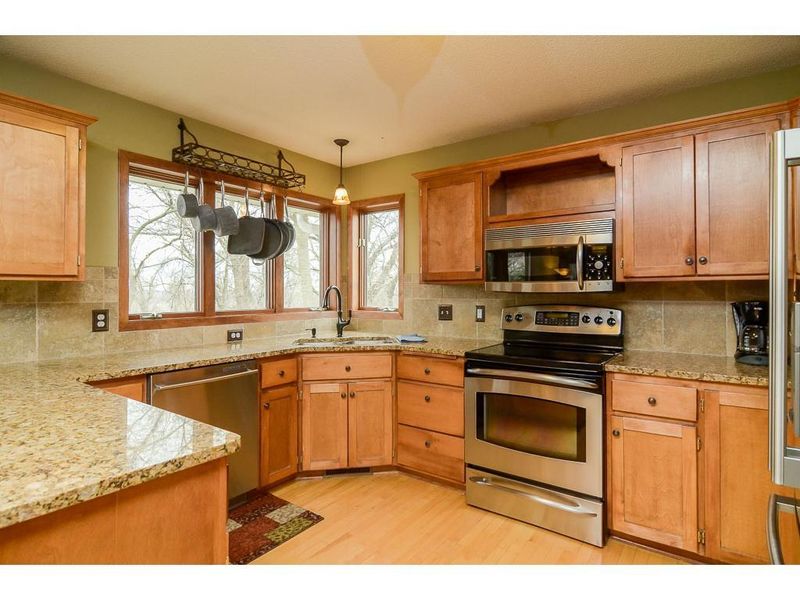 1037 Falls Curve, Chaska, MN 55318
