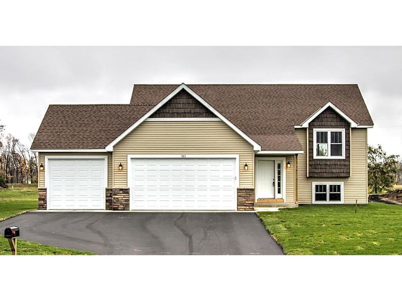 743 Taft Loop S, Cambridge, MN 55008