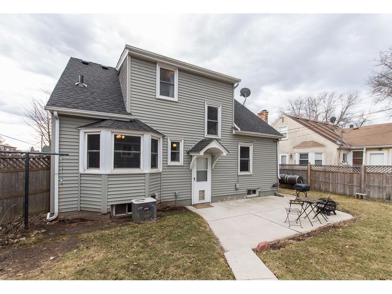 901 Hawthorne Ave E, Saint Paul, MN 55106