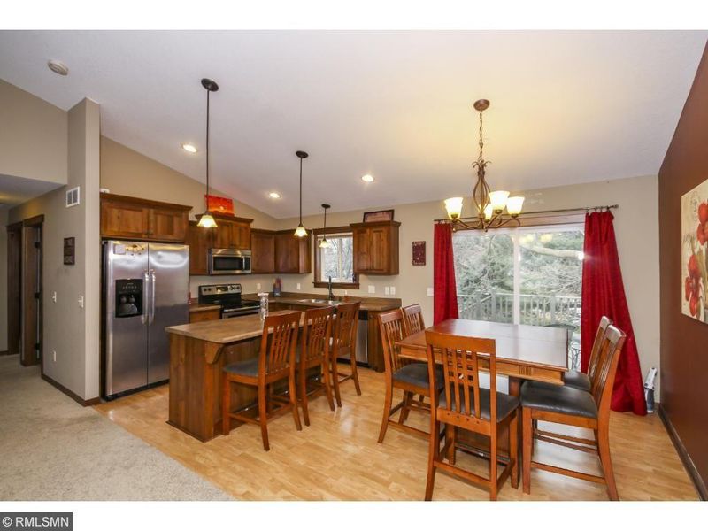 1198 Hillcrest Dr, Woodbury, MN 55125