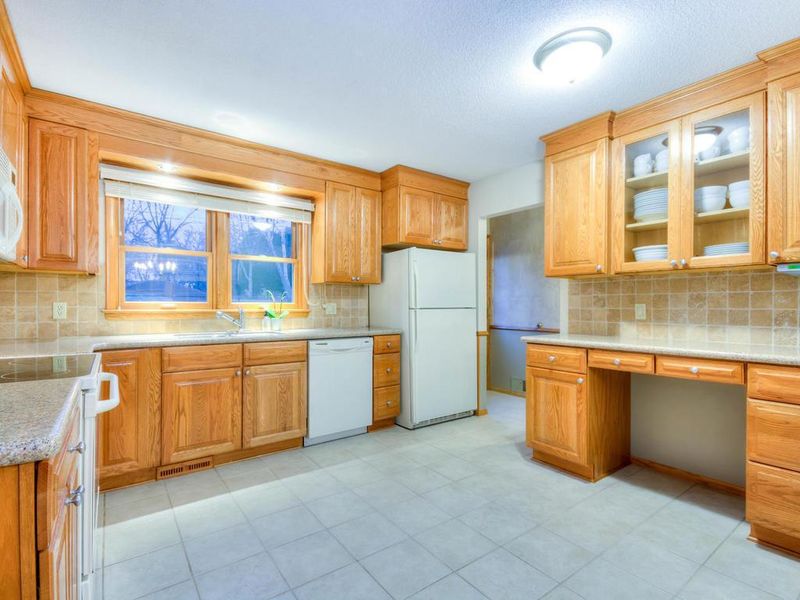 8420 Westbend Rd, Golden Valley, MN 55427