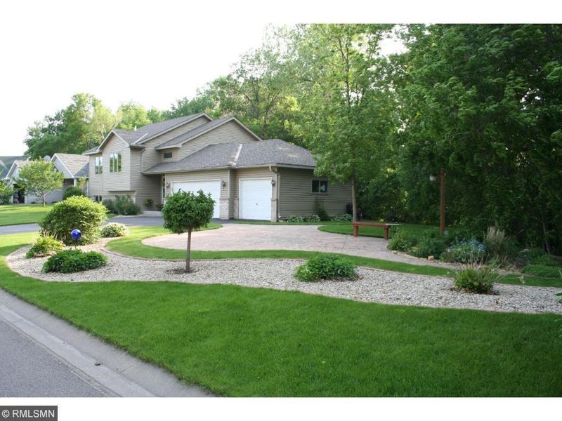 3117 Stoneridge Ct, Maplewood, MN 55109