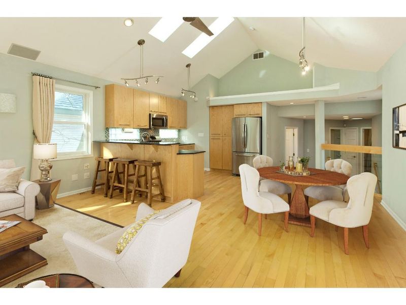 2876 Arcade St, Maplewood, MN 55109