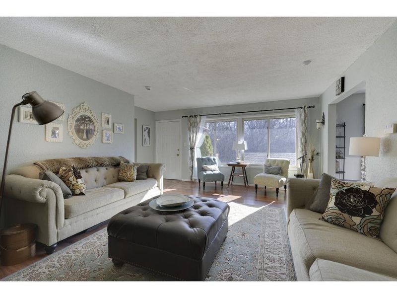 2389 Edgcumbe Rd, Saint Paul, MN 55116