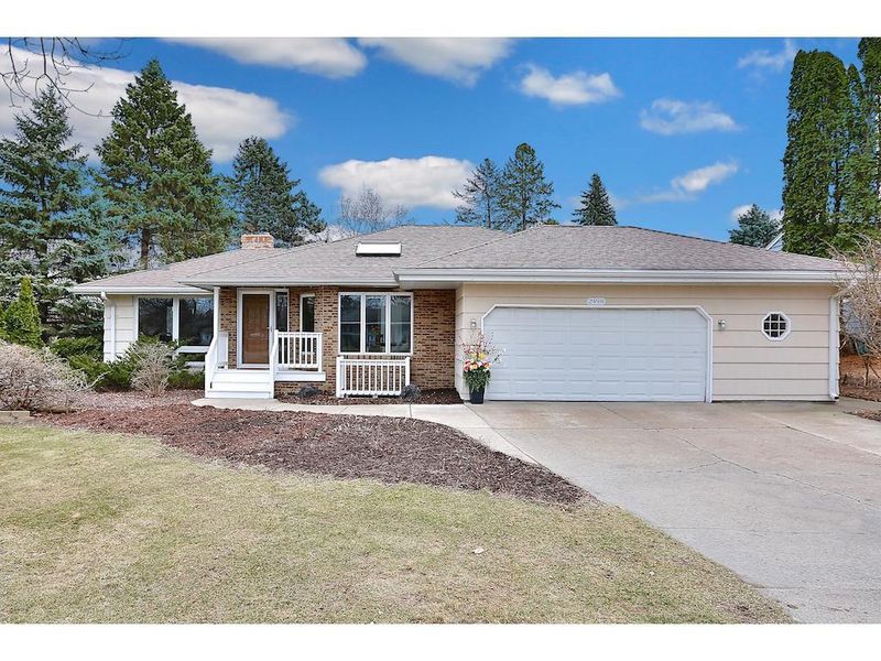 2498 Albert St N, Roseville, MN 55113