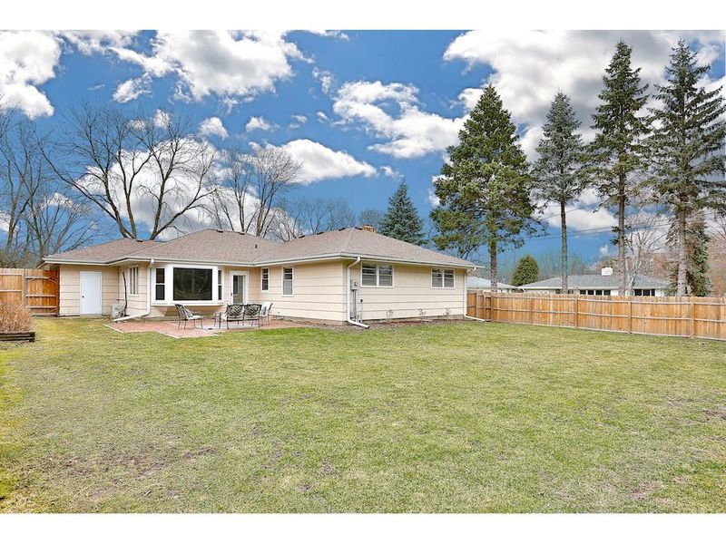 2498 Albert St N, Roseville, MN 55113
