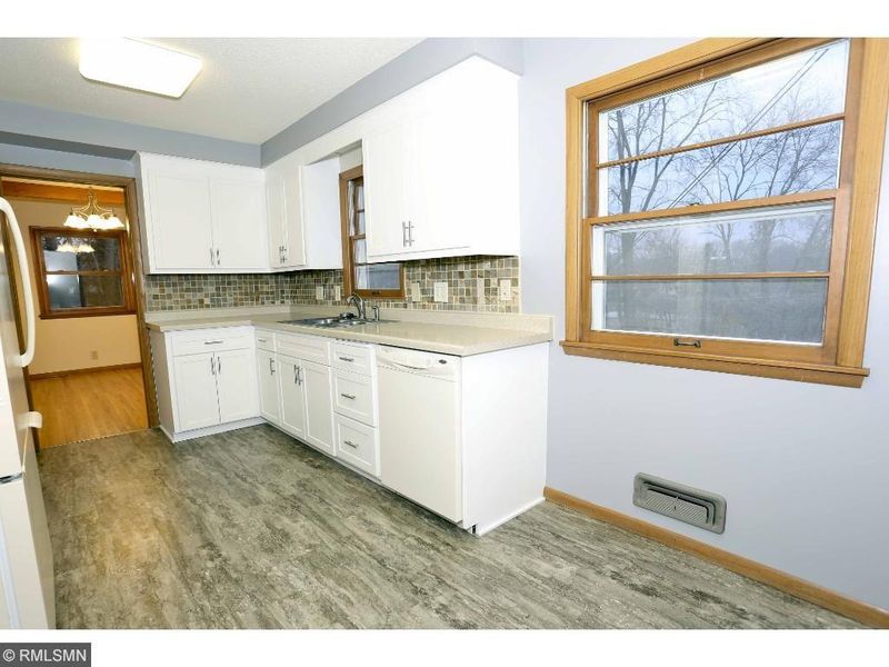 204 Woodcrest Dr, Burnsville, MN 55337