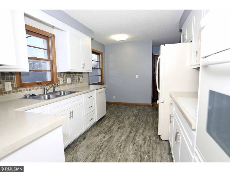 204 Woodcrest Dr, Burnsville, MN 55337