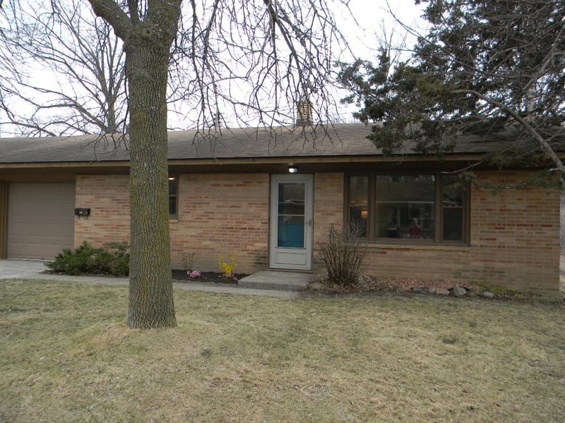 624 W 2nd St, Waconia, MN 55387