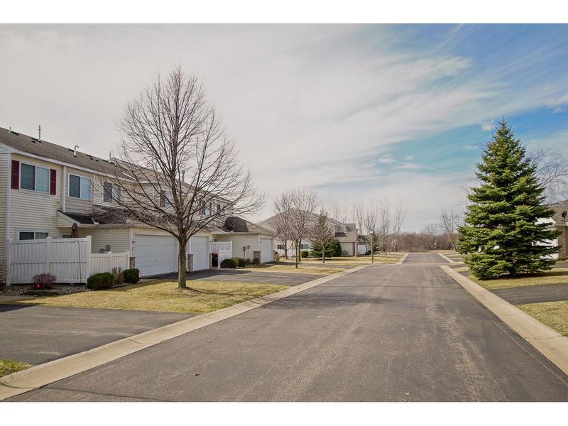 2011 Gresham Ave N, Oakdale, MN 55128
