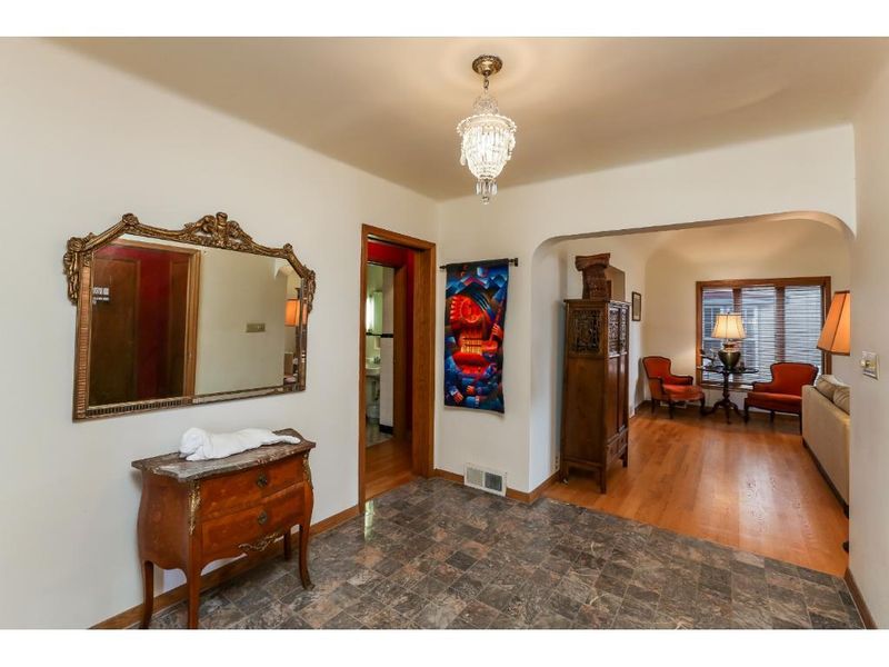 1837 Summit Ave, Saint Paul, MN 55105