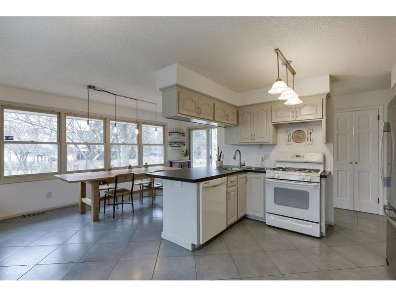 1221 W 106th St, Bloomington, MN 55431