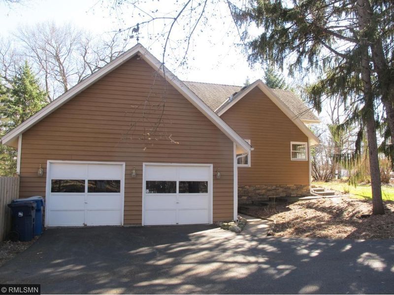 6865 Nez Perce Dr, Chanhassen, MN 55317