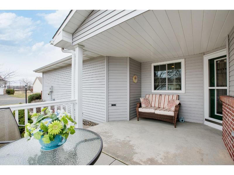 521 Deer Ridge Ln S, Maplewood, MN 55119