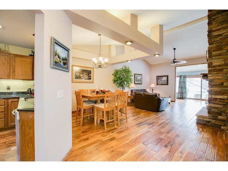521 Deer Ridge Ln S, Maplewood, MN 55119